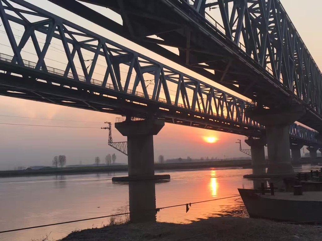 夕阳西下的亚洲第一浮桥